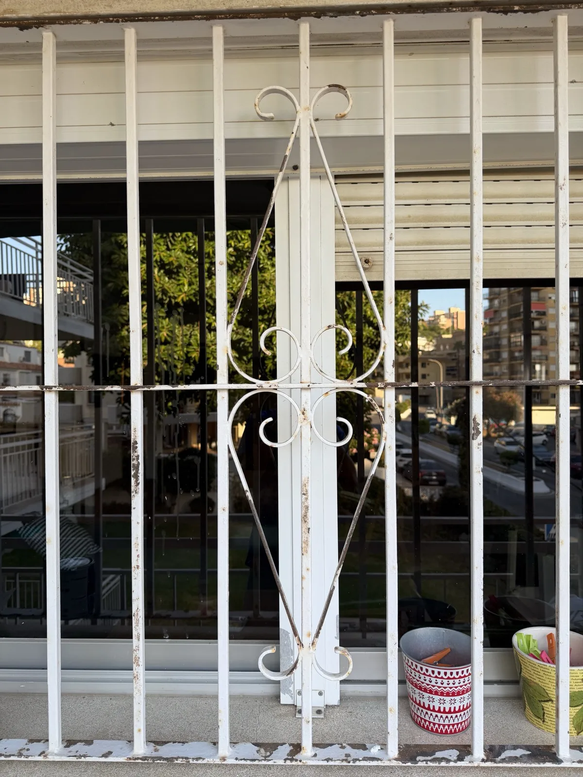 Cancela de hierro forjado con óxido antes de pintar