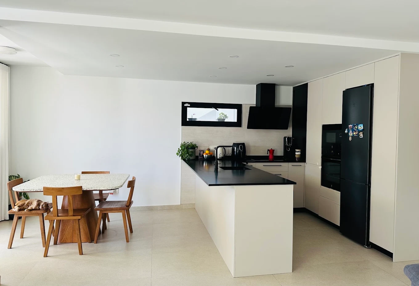 Reforma integral de vivienda en Torreblanca, Málaga — cocina con isla y salón