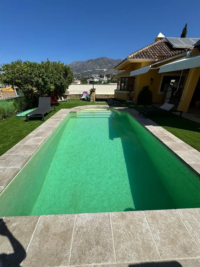 Construcción de piscina en Mijas con jardín
