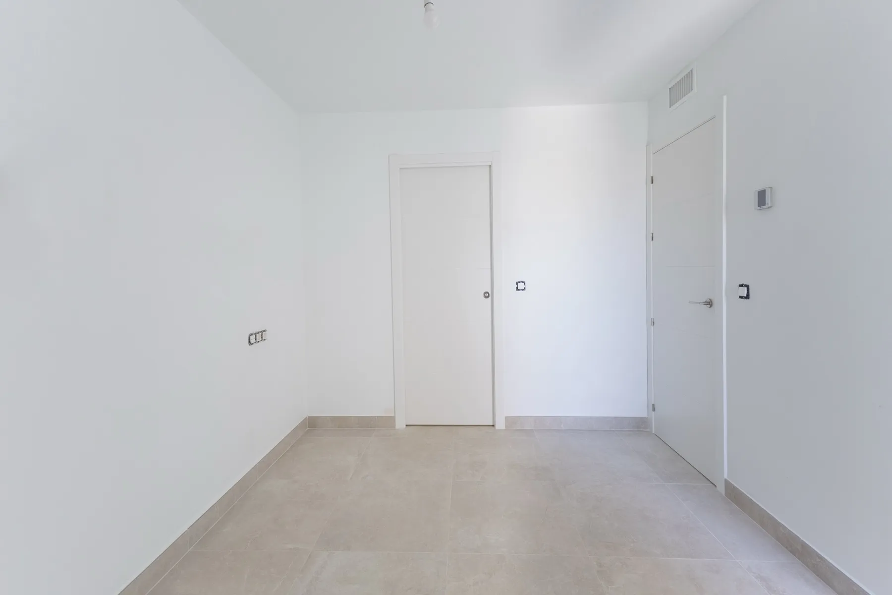Dormitorio con puertas correderas, reforma de piso en Fuengirola