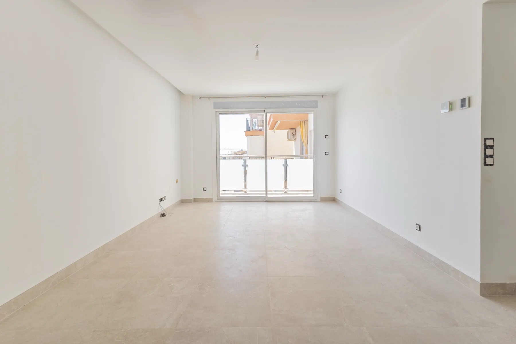 Salón con acceso a terraza, reforma de piso en Fuengirola