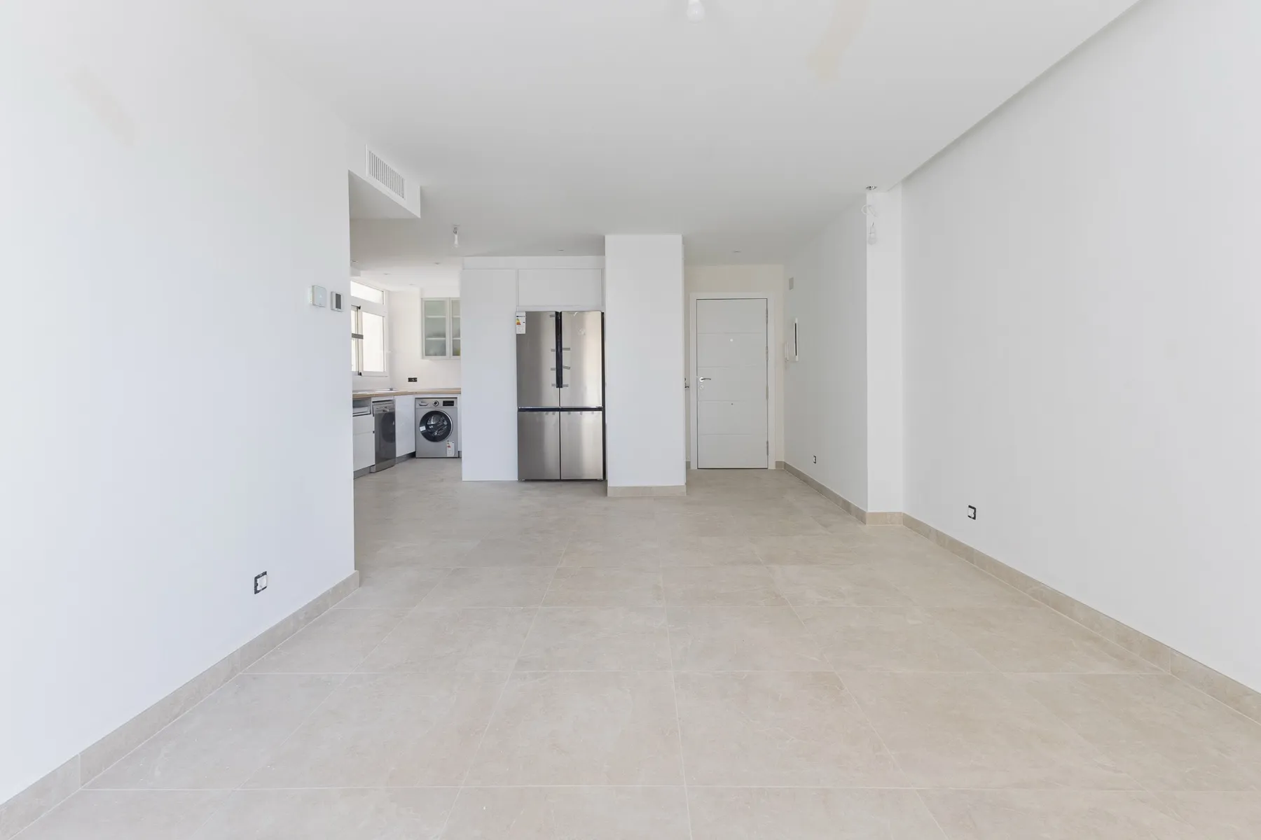 Cocina abierta lacada en blanco con isla, reforma en Fuengirola