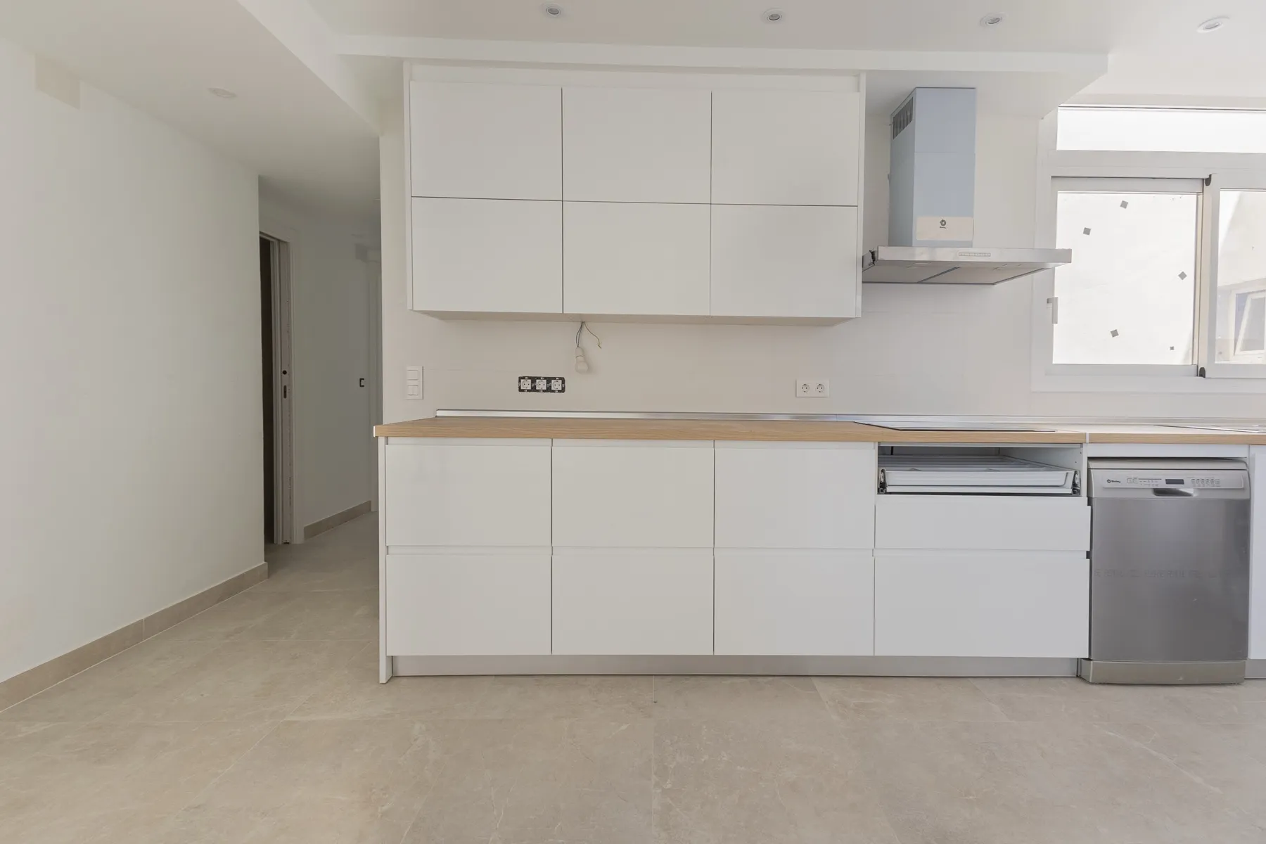 Cocina con campana integrada y encimera de madera, Fuengirola