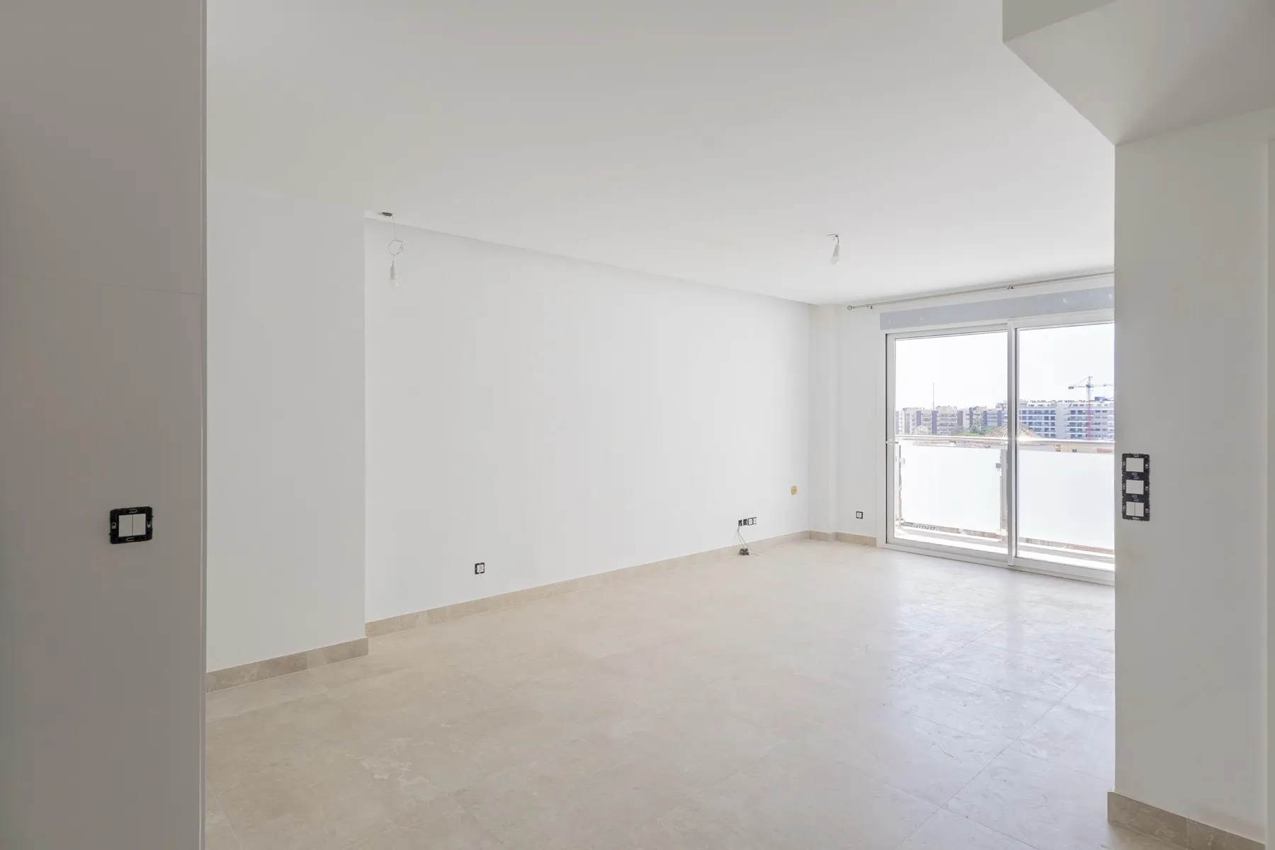 Salón luminoso con puerta corredera de cristal, reforma en Fuengirola
