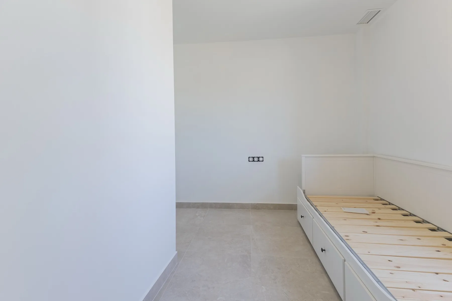 Dormitorio con armario y suelo de gres, piso reformado en Fuengirola