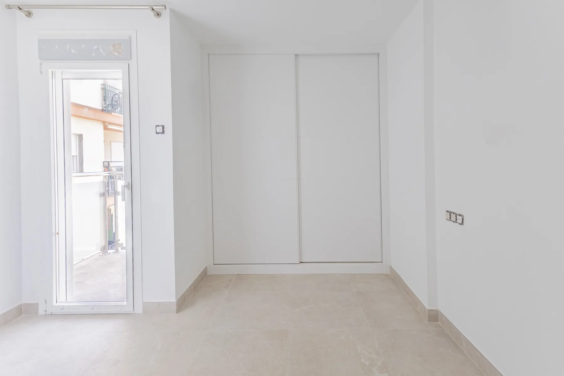 Salón diáfano con suelo de gres, reforma Fuengirola