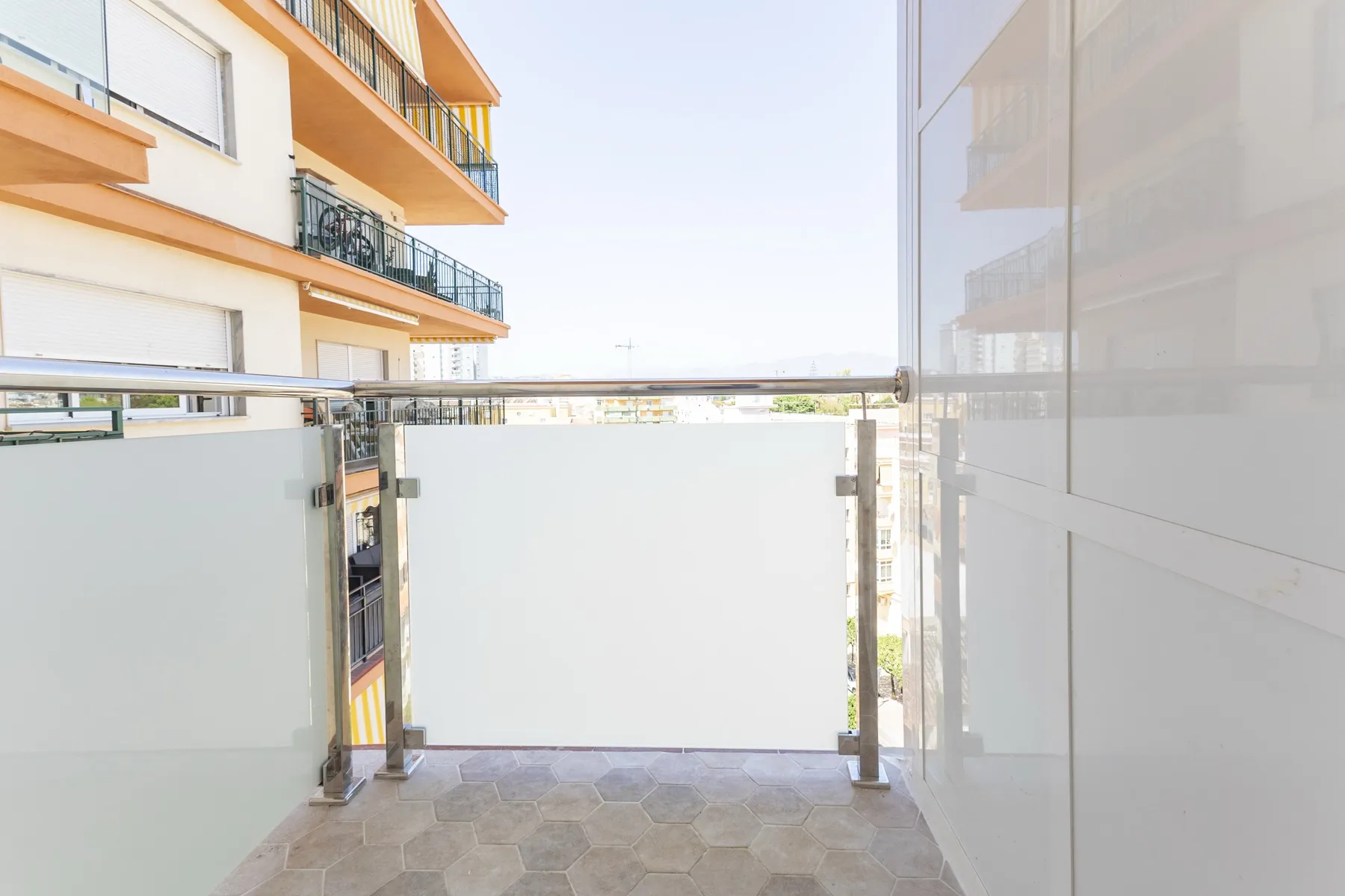 Inodoro suspendido con cisterna empotrada, reforma de baño en Fuengirola