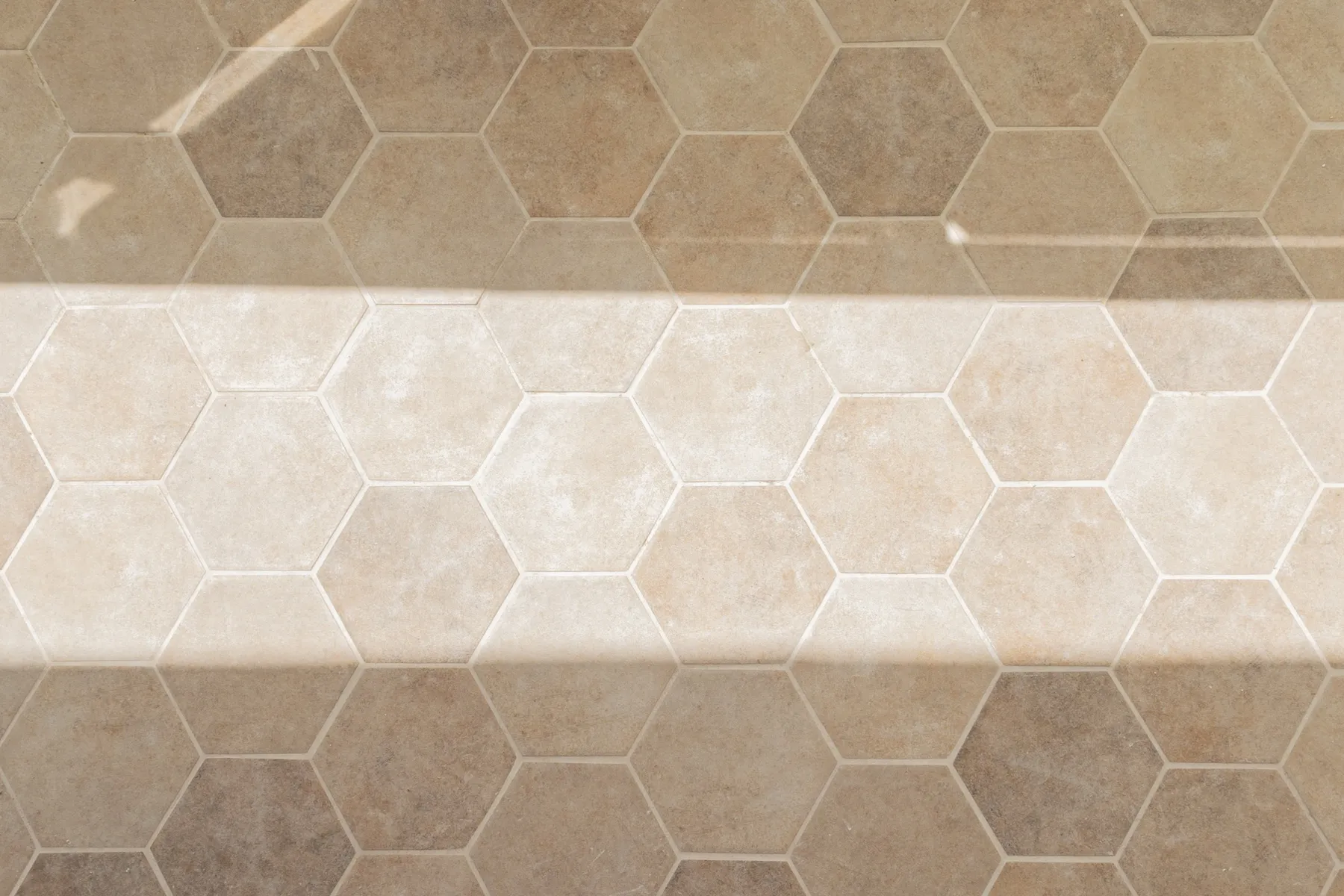Detalle de suelo hexagonal en la terraza, reforma en Fuengirola
