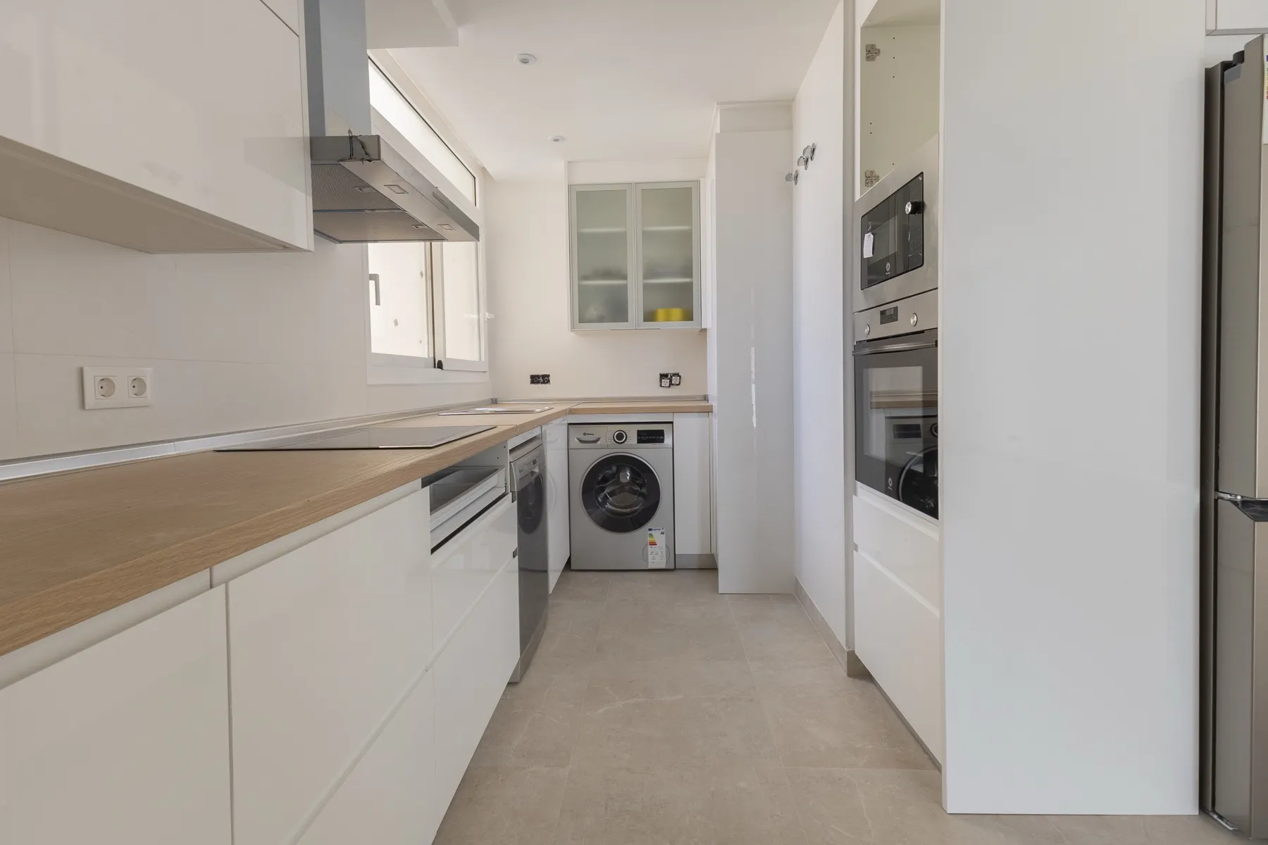 Cocina con lavadora y lavavajillas integrados, piso en Fuengirola
