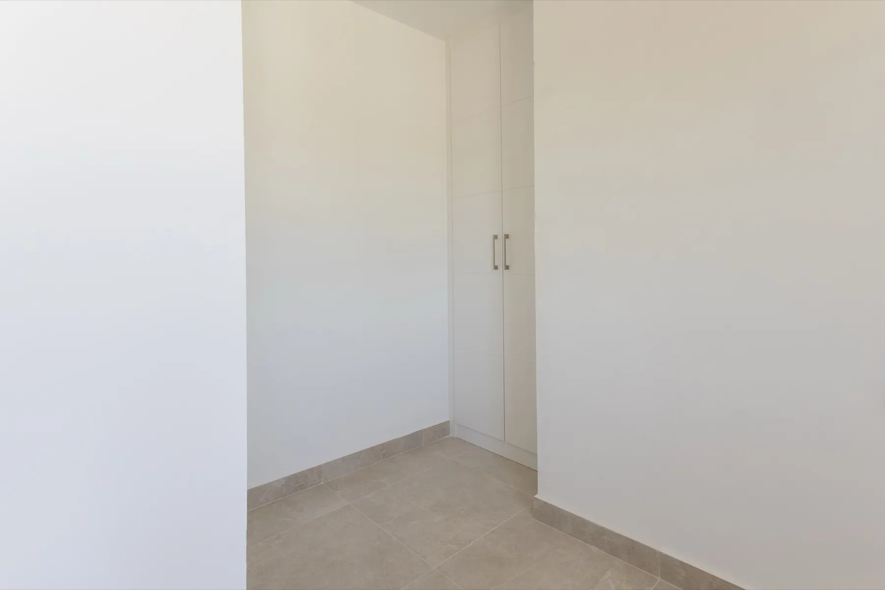 Salón con vistas a la terraza, reforma de piso en Fuengirola