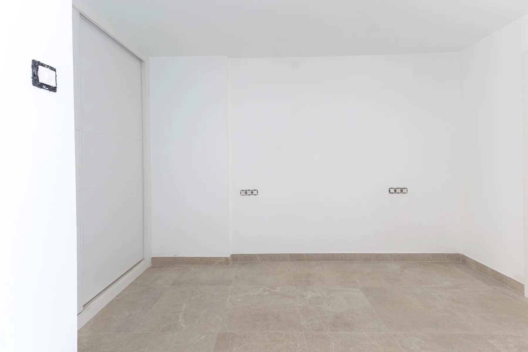 Detalle de acabados en el salón, reforma Fuengirola