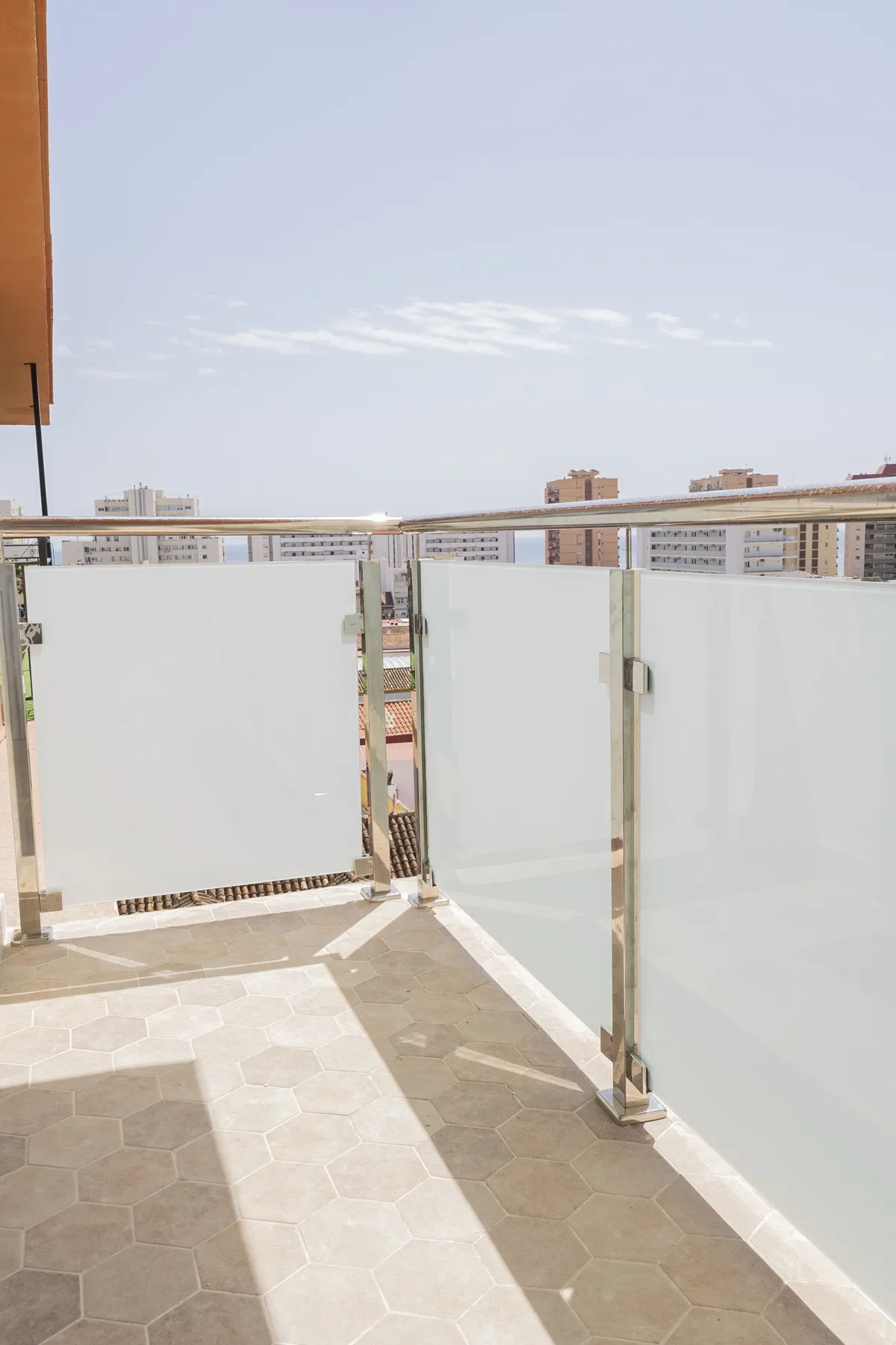 Reforma de piso en Fuengirola, terraza con vistas a la ciudad