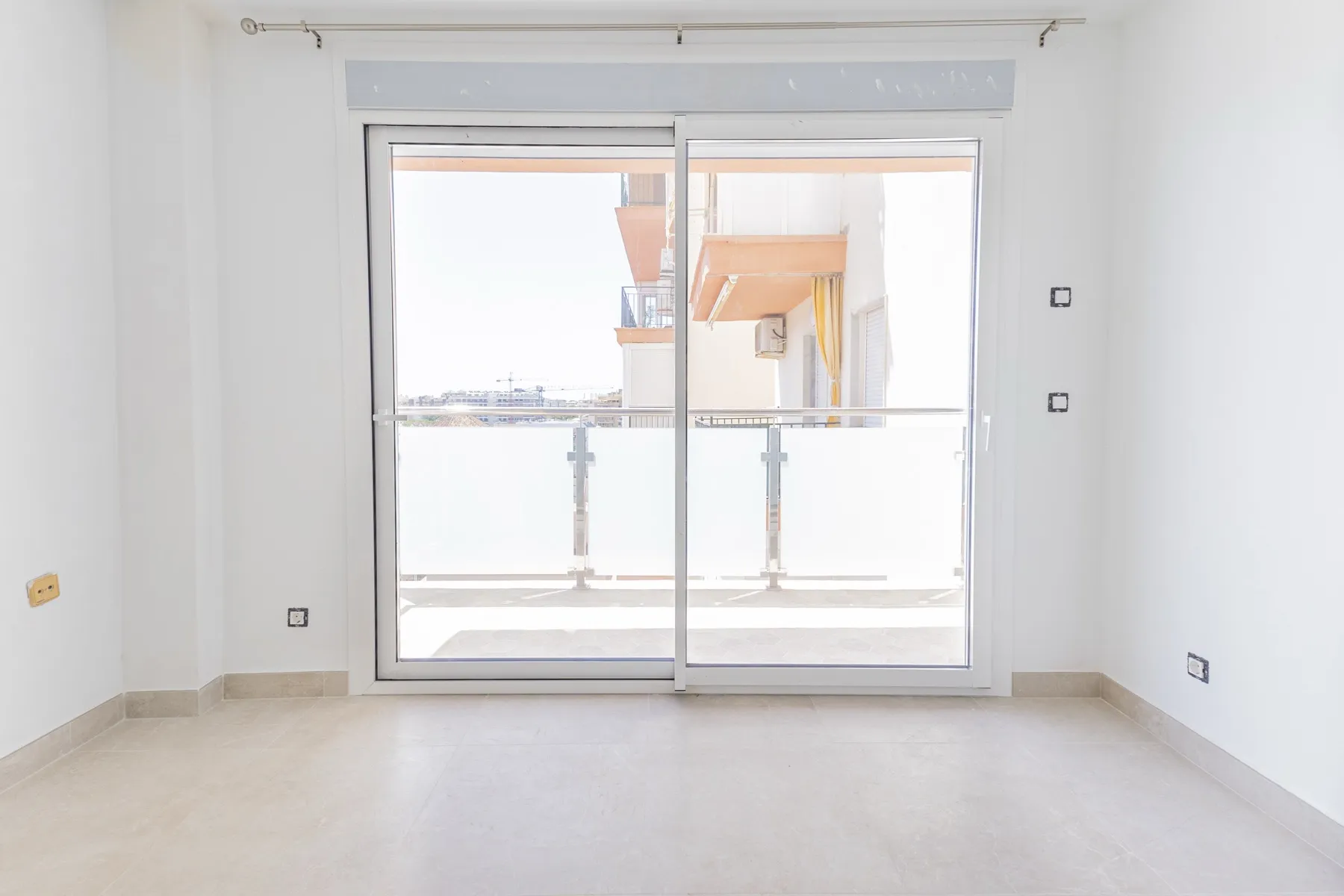 Ducha a ras de suelo con mampara, reforma de baño en Fuengirola