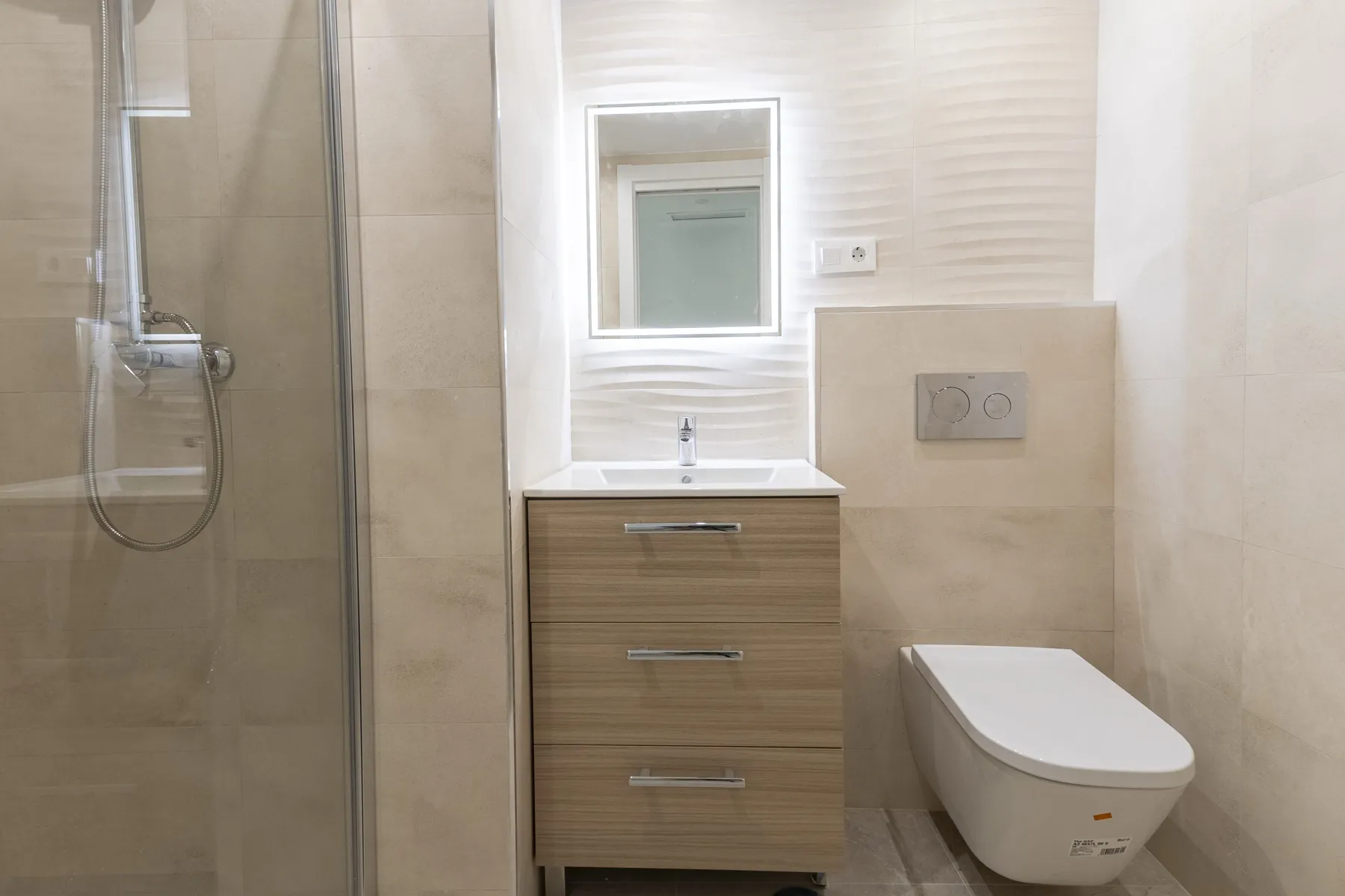 Detalle de grifería y lavabo, baño reformado en Fuengirola