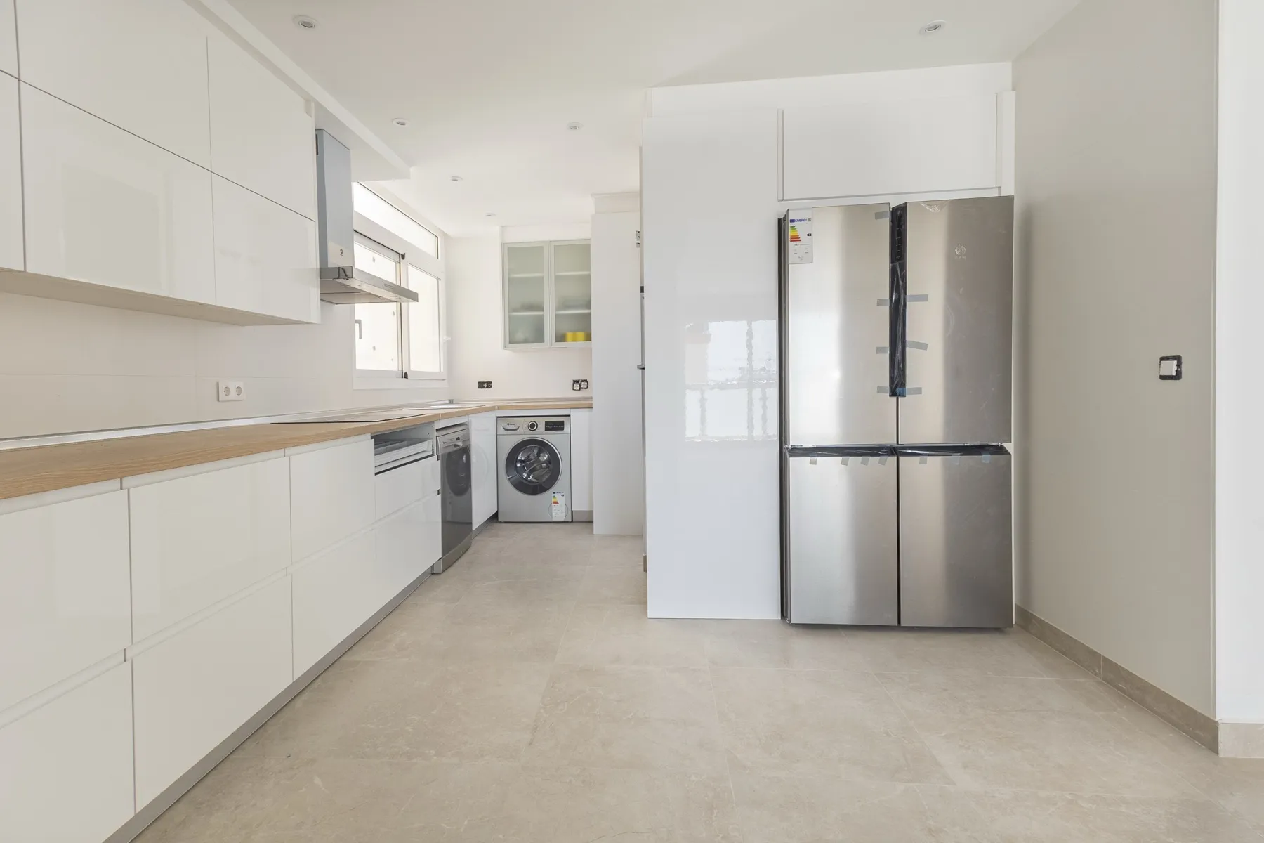 Dormitorio con ventana de aluminio y vistas, reforma Fuengirola