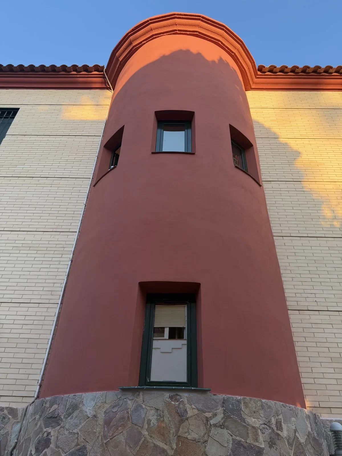 Fachada terminada tras quitar el pavés en Guadalmar, Málaga
