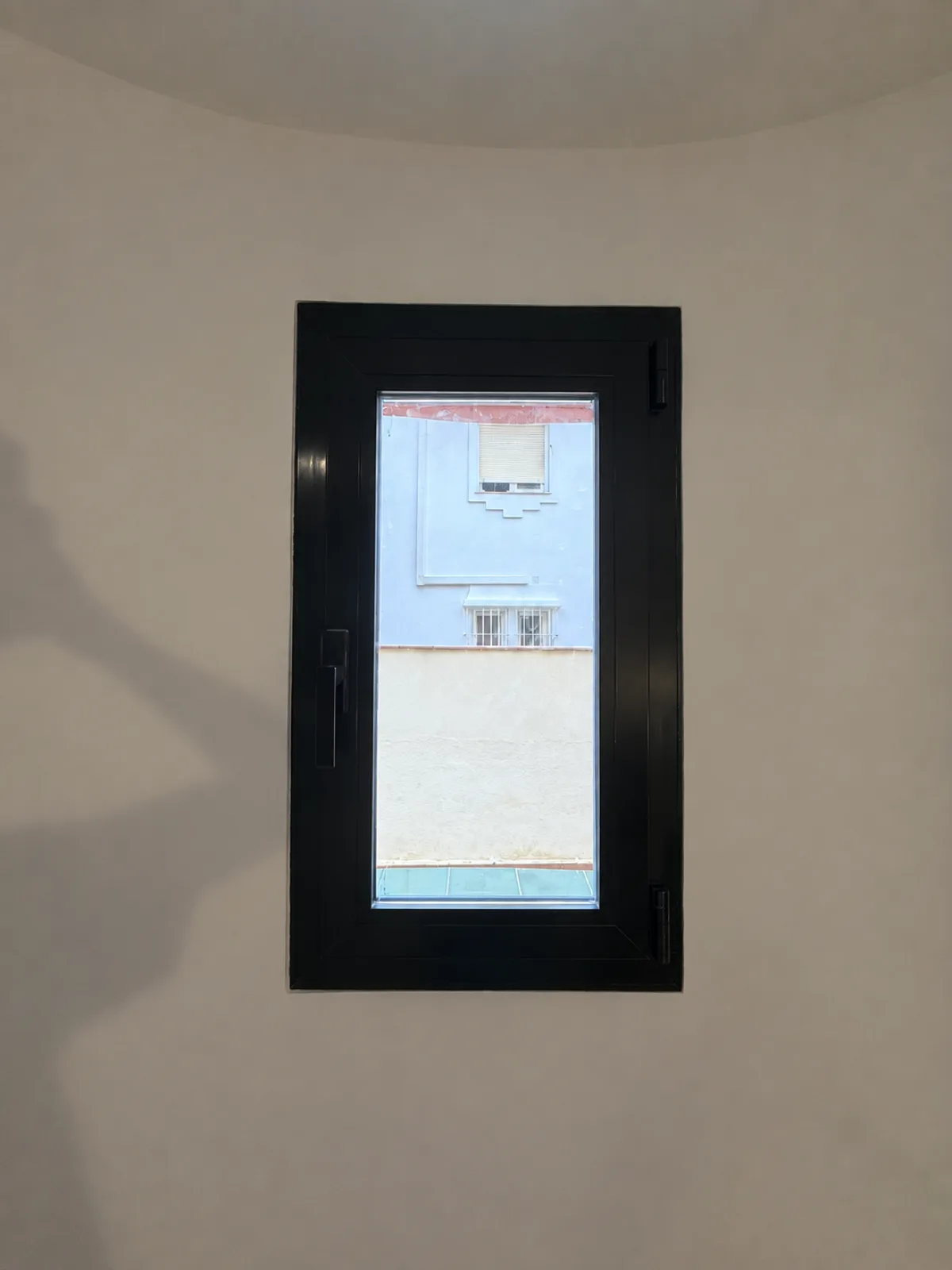 Ventana oscilobatiente vista de frente, acabado interior en color arena