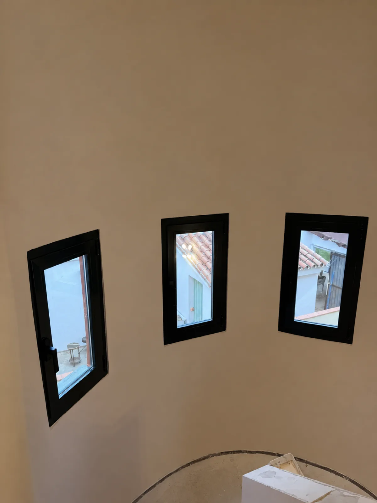 Ventanas practicables terminadas por dentro, con vistas a los tejados de Málaga