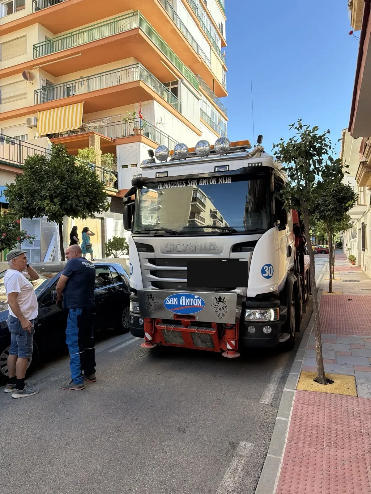Camión grúa de Almacenes San Antón en Fuengirola antes de la maniobra de subida de material