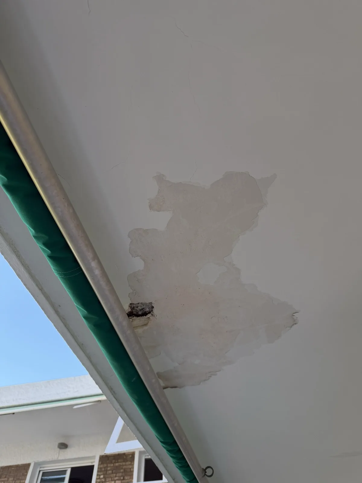 Techo de terraza con desconchones antes de la reparación